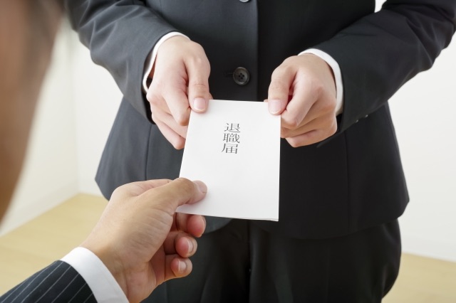 退職届を手渡す場面のイメージ